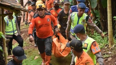 Gempitaan Darurat, Drone & Anjing Pelacak Beraksi Cari 10 Korban Longsor