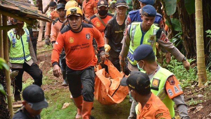 Gempitaan Darurat, Drone & Anjing Pelacak Beraksi Cari 10 Korban Longsor