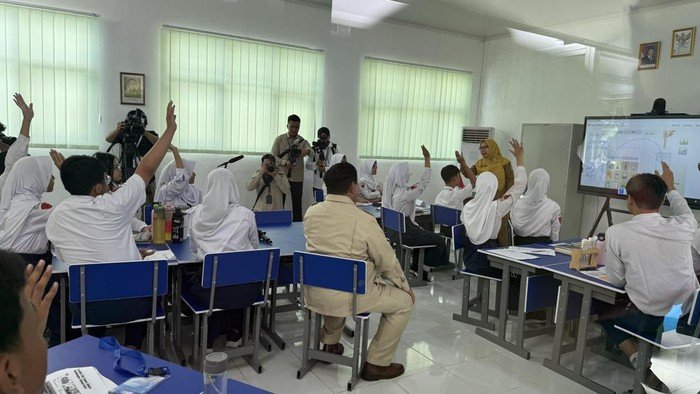 Prabowo Cek Smartboard di SMPN 4 Bekasi, Ikut Duduk di Kelas Siswa