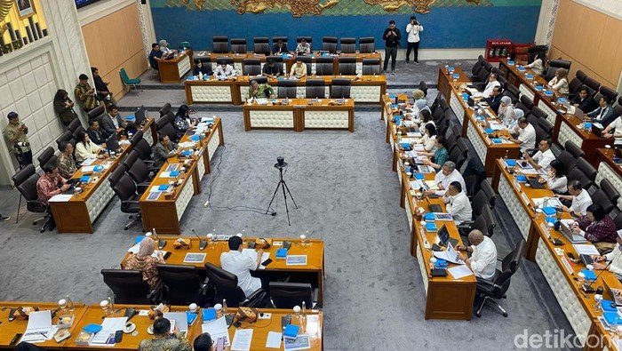 Komisi VII DPR Gelar Interogasi Menpar Widiyanti atas Lift Kaca kontroversial