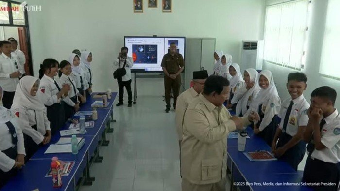 Prabowo dan Siswa SMPN 4 Bekasi, Momen Lucu yang Gemerlap di Ring!