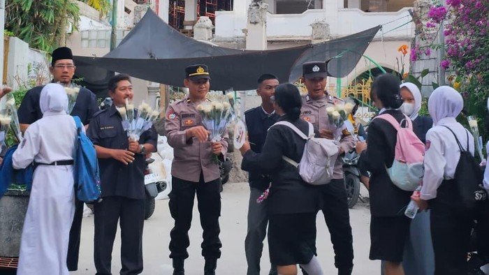 Polsek Kelapa Gading Serahkan Bunga dan Pesan Toleransi kepada 4 SMA dalam Upaya Ciptakan Generasi Berkarakter