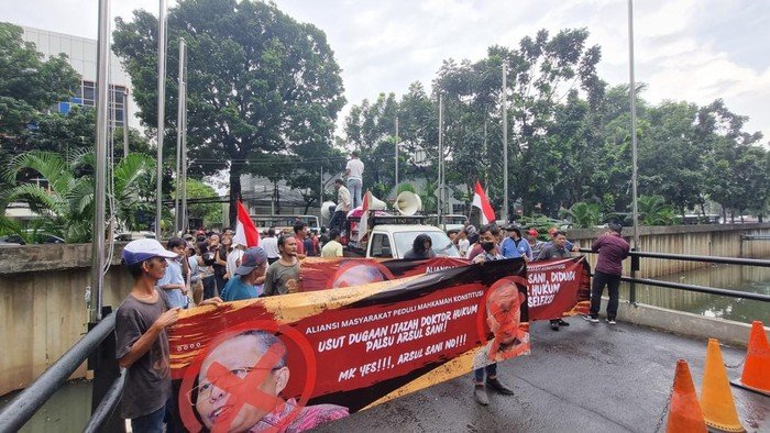 Apakah Ijazah Asrul Sani Palsu? Massa Demo di MK Demanding Pencopotan Jabatan!