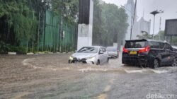 Banjir Jakarta Membuat Jalan Gelora Jakpus Tergenang, Hanya dalam Sekejap