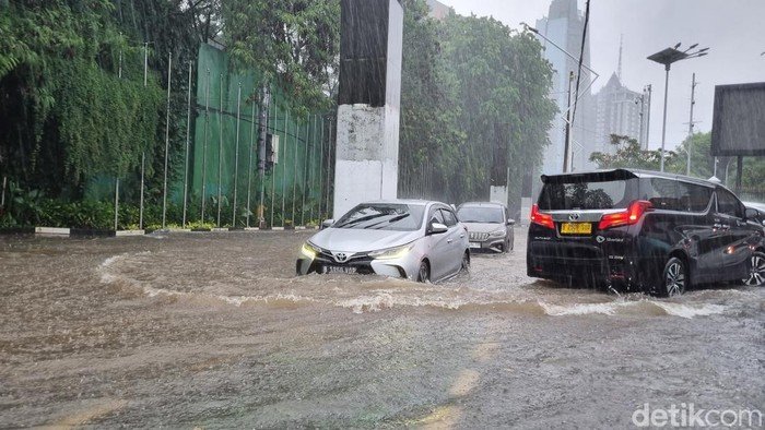 Banjir Jakarta Membuat Jalan Gelora Jakpus Tergenang, Hanya dalam Sekejap