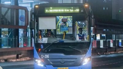 “Transjakarta dalam Krisis, Daftar Rute yang Tertimpa Genangan Sore Ini Jadi Perhatian!”