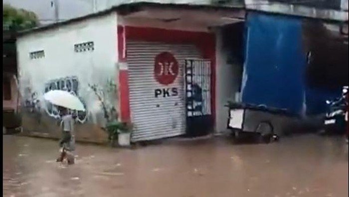 Darurat! Banjir 50 Cm Pasar Jagal Kemang, Lalin Dialihkan Segera!