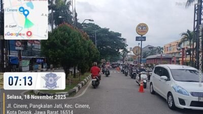 “Peringatan! Ada Proyek Gorong-Gorong di Depan Mal Cinere, Contraflow Wajib Dilakukan.”