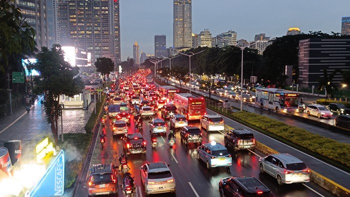 Hujan Reda Namun Lalin Semanggi Tetap Kebakaran Api!