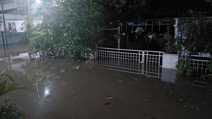 Banjir Terjadi di Pondok Gede Bekasi, Tinggi Air Capai 1 Meter - Update 2