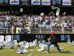 Nggak Bisa Lihat Messi, Fans di India Curi Karpet Rumput Stadion – Update 4