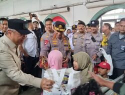Kapolri Serahkan Bingkisan ke Penumpang di Stasiun Senen, Pameran Nataru Berlangsung Aman