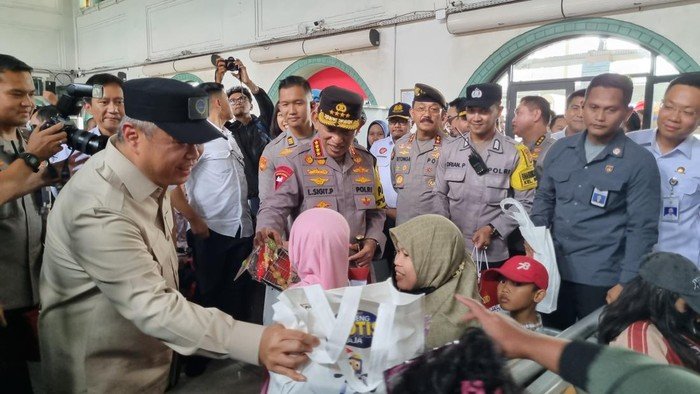 Kapolri Serahkan Bingkisan ke Penumpang di Stasiun Senen, Pameran Nataru Berlangsung Aman