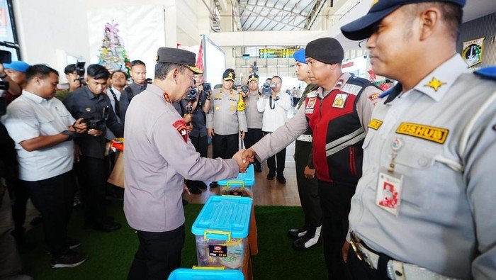 Kapolri Pastikan Pelayanan Nataru Maksimal di Terminal Pulo Gebang!