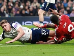 “Isak Selamat dari Cedera, Van de Ven Bantah Niat Cederai Pemain”