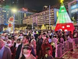 [Kawasan Bundaran HI Padat, Warga Antusias Berfoto di Jakarta Light Festival Hari Ini]