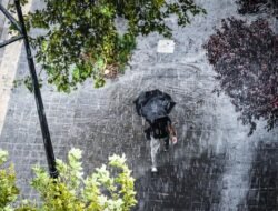 Hujan Deras di Bogor Bikin Atap Rumah Ambruk, Penghuni Terluka: Darurat Bencana atau Kebijakan yang Gagal?