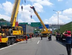 2 Alat Berat Dipakai Polisi, Evakuasi Kontainer di Tol JORR