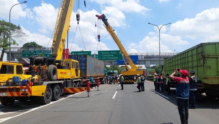 2 Alat Berat Dipakai Polisi, Evakuasi Kontainer di Tol JORR