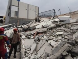 “Tragedi Baru: Bangunan Parkir 2 Lantai Ambruk di Koja Jakut, 5 Kendaraan Terkena”