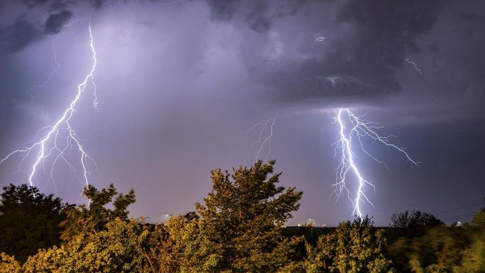 **Dari Langit ke Tanah: Kisah Pendaki yang Tersambar Petir di Merbabu**