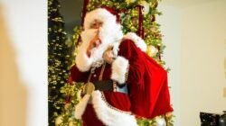 Haaland dalam Kostum Santa, Membagikan Kado kepada FansMU.