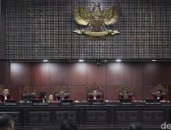 Dosen Gugat UU ke MK, Minta Gaji Setara UMR!