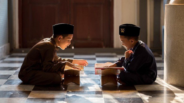 Peluang dan Tantangan Pesantren Menyongsong Indonesia Emas 2045 - Update 2