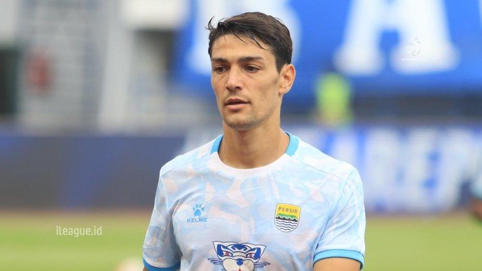 Persib vs PSM: Barba Dipaksa Pilih, Bertahan atau Pulang ke Italia?