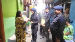 Brimob Polda Metro Bagikan 625 Kg Beras di Kebon Sirih