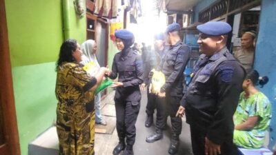 Brimob Polda Metro Bagikan 625 Kg Beras di Kebon Sirih