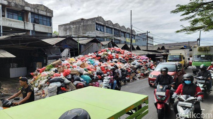 Gunungan Sampah di Tangsel: Dari Masalah Menahun hingga Menjadi Penyebab Macet