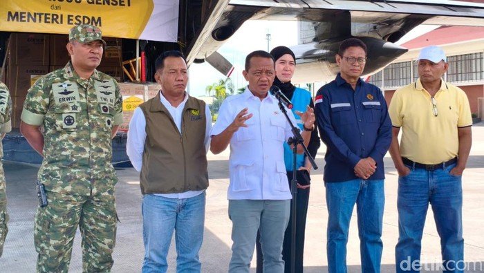 Bahlil Serahkan 1.000 Genset, 224 Desa Aceh Akhirnya Punya Cahaya