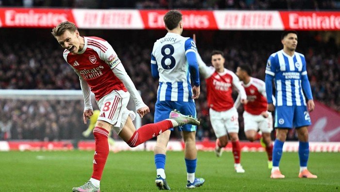 **Arsenal Terdepan 1-0 atas Brighton di Babak Pertama, Odegaard Menyelamatkan**