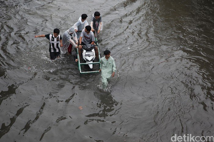 Banjir Melanda Jabodetabek, Hujan Deras di Senin Pagi Jadi Biang Kerok