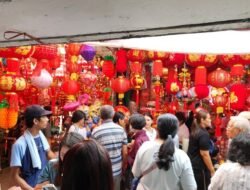 Sebelum Imlek, Glodok Penuh Cuan dari Angpau-Lampion