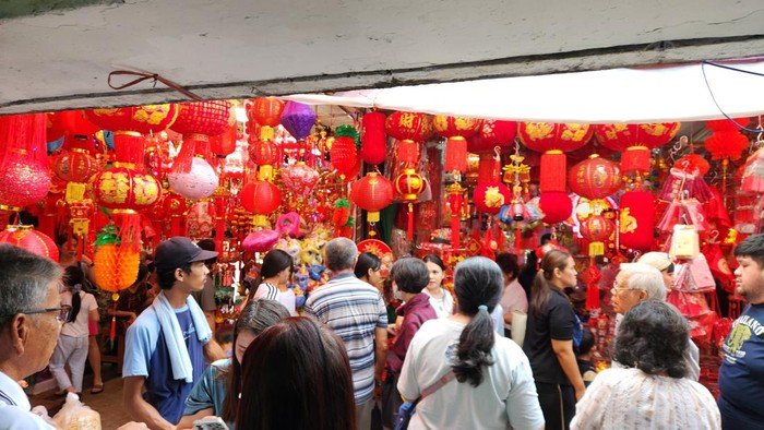 Sebelum Imlek, Glodok Penuh Cuan dari Angpau-Lampion