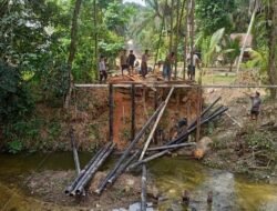 **”Tiang Pancang Berdiri, Mimpi Jembatan Merah Putih di Kampar Terwujud”**