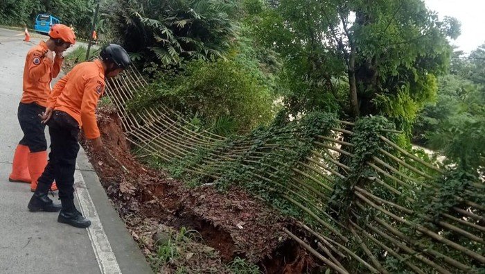 tragedi Tebing 20 Meter Longsor, Jalan Raya Jasinga-Bogor Ditutup Sebagian, Apa Solusinya?
