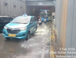 Banjir Membuat Lalin Underpass Simprug Kebayoran Lumpuh, Warga Semburu!