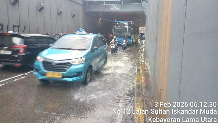 Banjir Membuat Lalin Underpass Simprug Kebayoran Lumpuh, Warga Semburu!