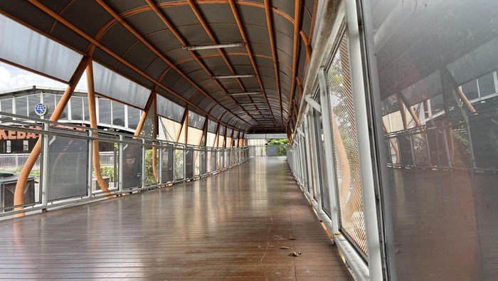 Injak Kotoran Kucing, Warga Curhat Problem Skywalk Kebayoran