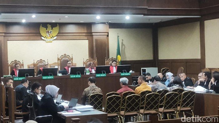 Jaksa dan Saksi dalam Interrogasi: Chromebook, Hukum, dan Puzzel Konsolidasi Harga yang Membuat Heboh