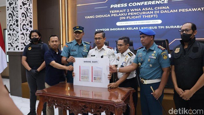 Dua WNI China Diungsikan Setelah Ketahuan Curigali Uang Penumpang di Pesawat