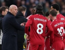 “Carragher Bela Slot: Gaya Main yang Lebih Berharga dari Trofi!”