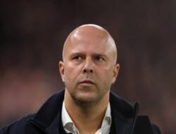 “Bebas dari Mitos, Arne Slot Bicara tentang Trofi yang Sebenarnya!”