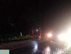 **Tebing di Ngantang Longsor, Akses Malang-Kediri Diberlakukan Buka Tutup**