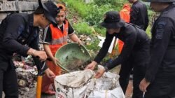 Brimob Polda Metro Bersihkan Kali di Senen, Angkut Sampah Berkarung-karung: Dari Kebijakan Hingga Aksi, Menjaga Kelestarian Lingkungan!
