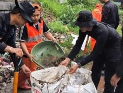 Brimob Polda Metro Bersihkan Kali di Senen, Angkut Sampah Berkarung-karung: Dari Kebijakan Hingga Aksi, Menjaga Kelestarian Lingkungan!