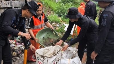 Brimob Polda Metro Bersihkan Kali di Senen, Angkut Sampah Berkarung-karung: Dari Kebijakan Hingga Aksi, Menjaga Kelestarian Lingkungan!